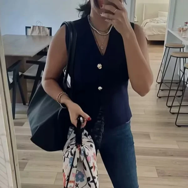 Colete Feminino Verão - Cropped, Sem Mangas, com Botões - Imagem 4
