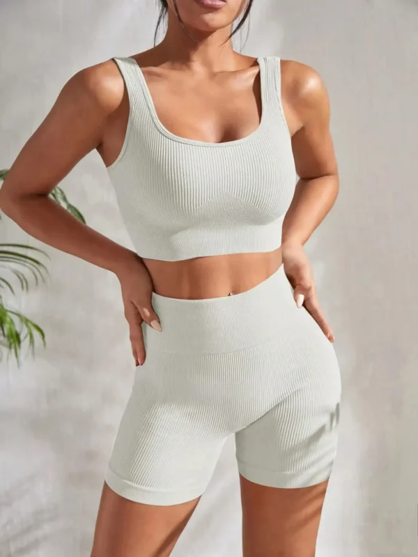 Conjunto feminino canelado para treino, top cropped e shorts de cintura alta. - Imagem 3