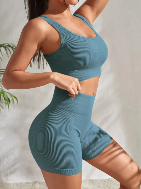 Conjunto feminino canelado para treino, top cropped e shorts de cintura alta.