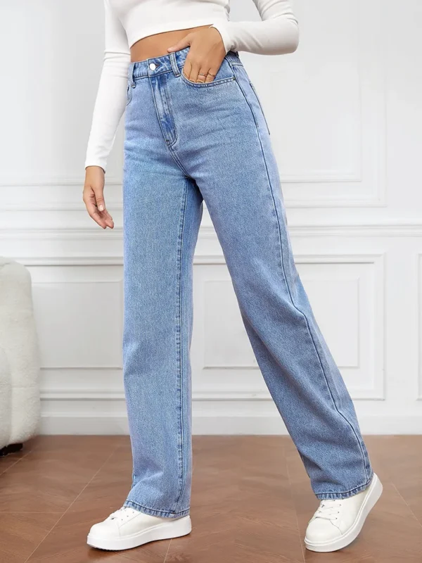 Jeans feminino, cintura alta, reta, stretch e lavada.