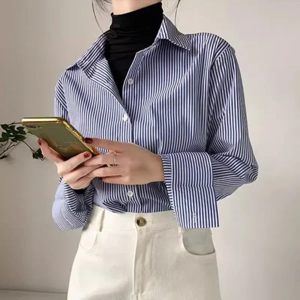 Blusa feminina listrada, manga bufante e gola alta. - Imagem 3